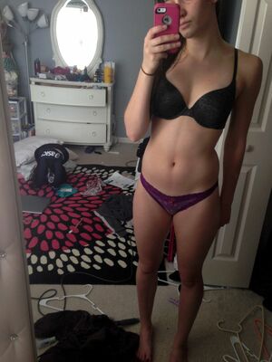 hot girl naked selfie